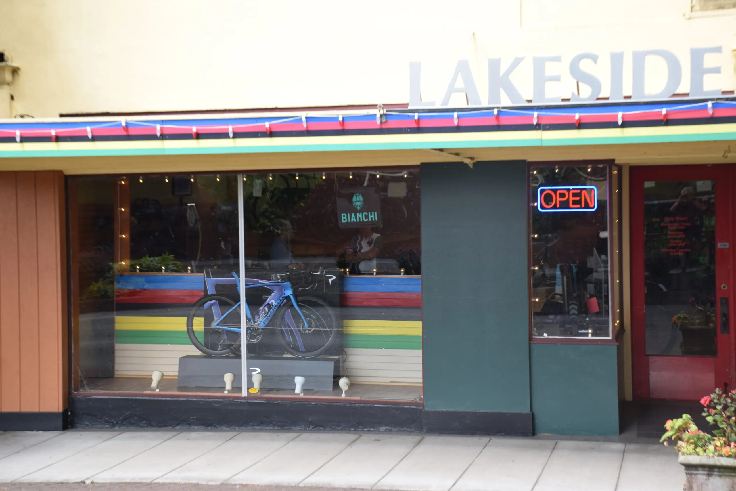 Photo of the exterior of Lakeside Bicycles in Oswego Oregon