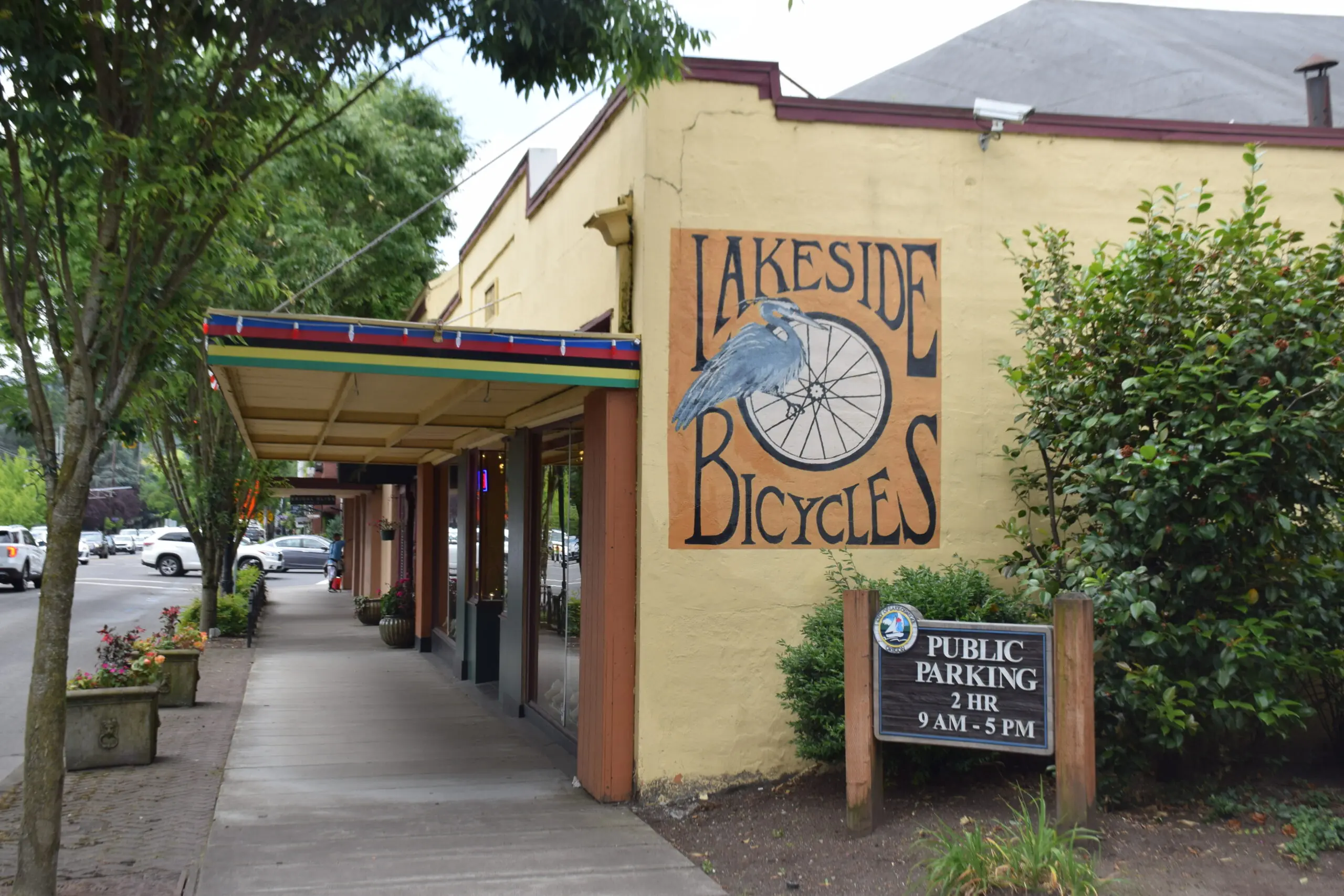 Photo of the Lakeside Bicycles shop sign in Oswego Oregon